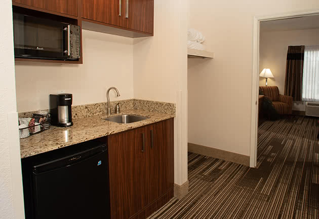 Suites - Springfield IL Suites with Refrigerator and Microwaves - Springfield IL